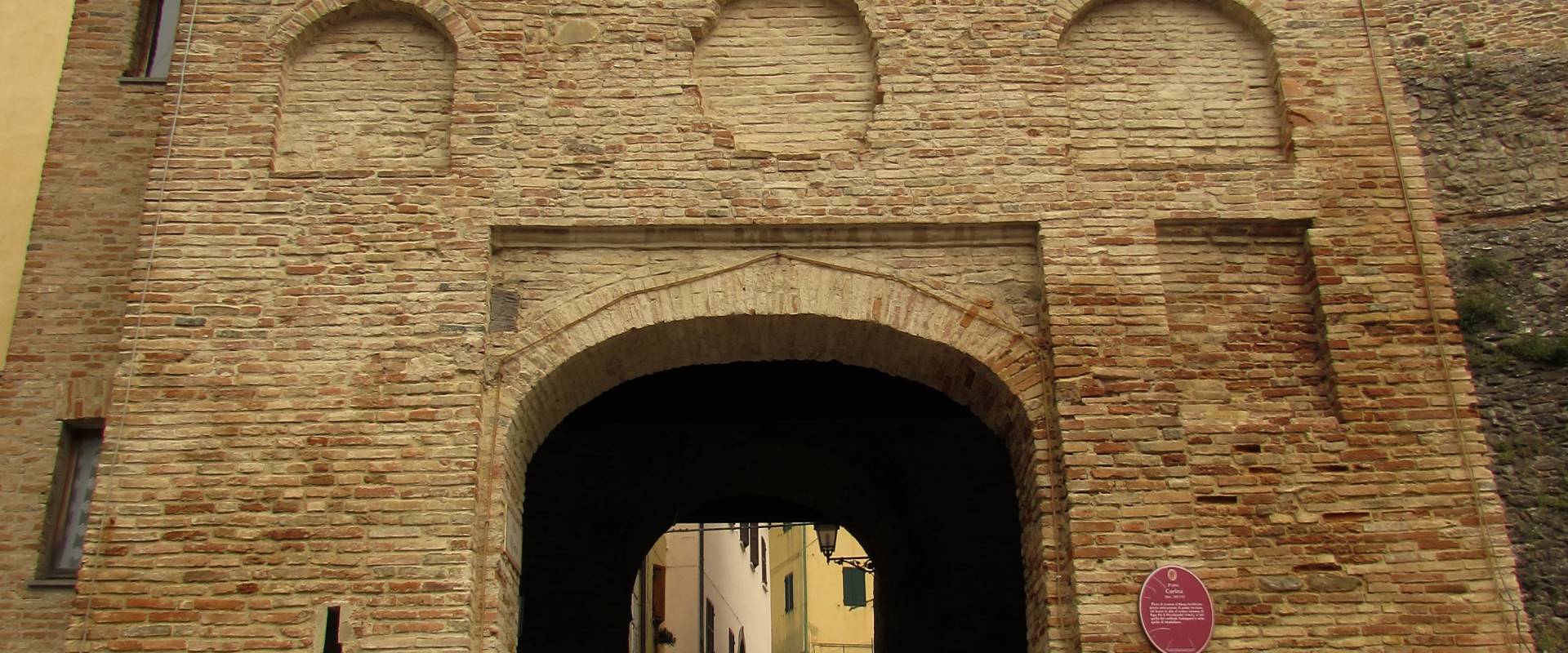 Una porta antica attraversata dai venti del tempo foto di LaraLally19